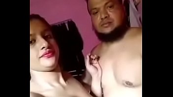 Тонкая девушка кира парвати нежно растирает пальцами волосатую вагину